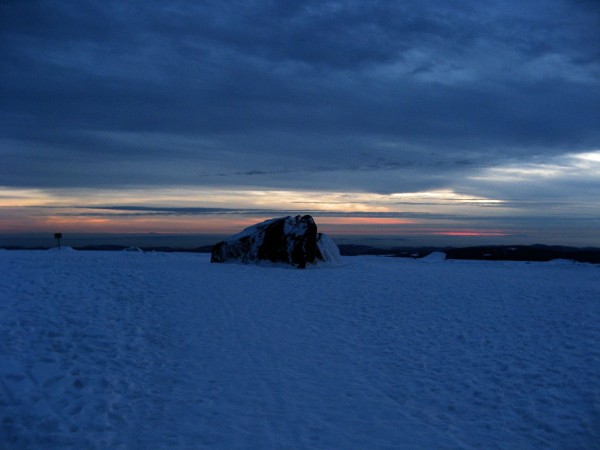 Der Gipfelstein auf dem 1142 m hohen Brocken bei Sonnenuntergang im November