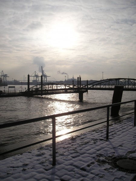 Hamburger Hafen WinterJanuar 2006 - es war sehr kalt.