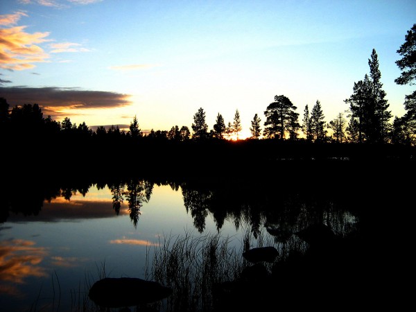 Sonnenuntergang an einem See in Lappland in Finnland