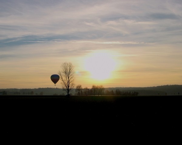Abendhimmel mit tief stehender Sonne und landendem Heißluftballon bei Denkendorf (November 2003)