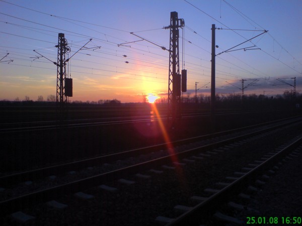 Sonnenuntergang in München an der Ausbaustrecke Augsburg-Olching am 25.01.2008 16:50