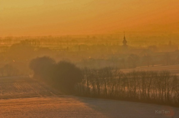 Sonnenuntergang mit mystischer Licht- und Farbstimmung. Hochebene bei Flonheim in Rheinland Pfalz, Winter mit Schnee im Jan. 2009 Canon EOS 300 D.