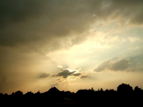 Sonne von Wolken verdeckt, Wunstorf-Luthe