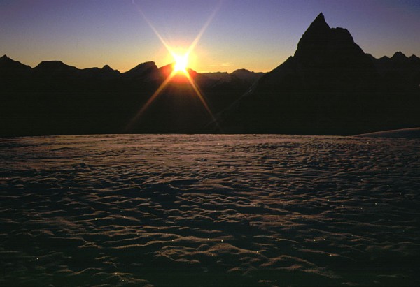 Sonnenaufgang nach einer Zeltnacht in 3700m Höhe (Tête Blanche). Rechts das Matterhorn.
Ich danke meinem Freund Hans Claude für dieses unvergessliche Erlebnis (1979!)
