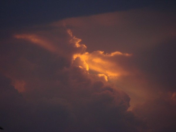 27.07.2008
Sonnenuntergang in den Wolken.
Mit 7,2 Megapixel Camera vom Balkon ohne Stativ aufgenommen.
Belichtungs Zeit und Blende, sowie Focus manuell eingestellt.
