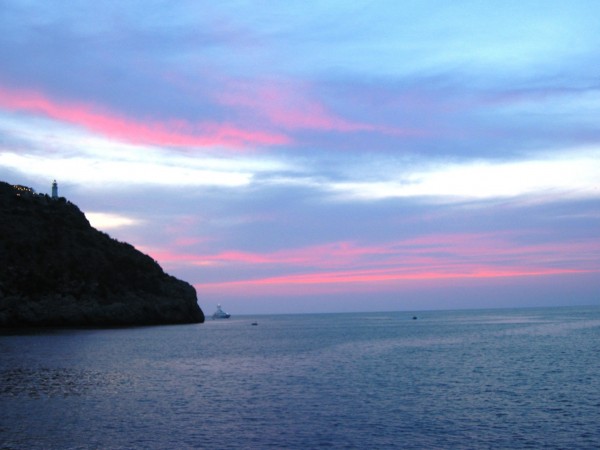 Schöne Sonnenuntergangsszene in Port de Soller auf Mallorca.