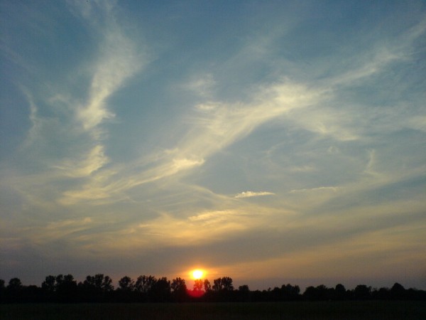 Ein Sonnenuntergan im Juni 2007 mit schönen Wolkenformationen.