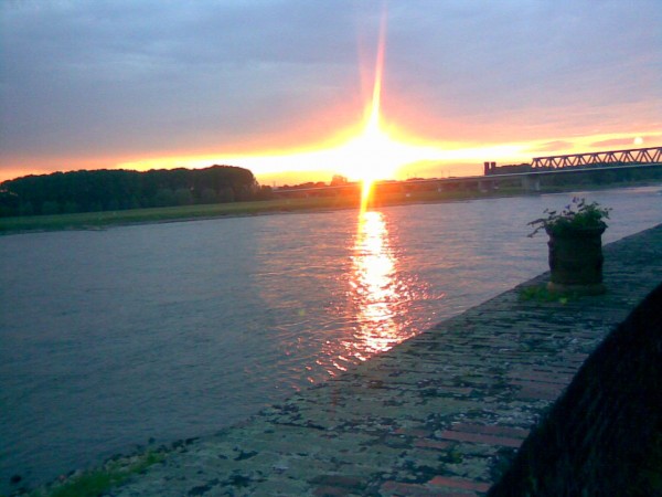 mit dem Fotohandy zur Sonnenwende Juni 08 in Düsseldorf-Hamm direkt am Rhein geschossen.Man beachte den aufgehenden Mond in der rechten Bildhelfte 