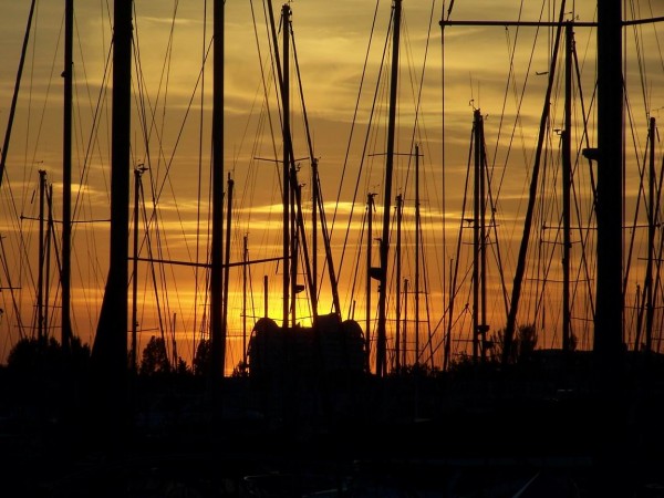 Sonnenuntergang im Hafen von Grande Motte, Mittelmeer, am 19.05.2005.