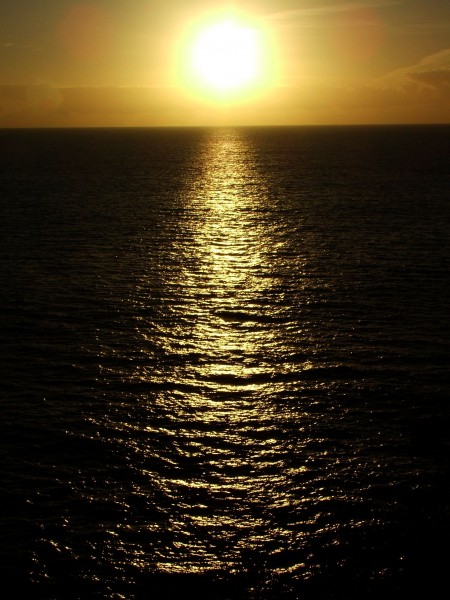 Kurz bevor die Sonne im Atlantik versinkt. Aufgenommen an der Algarveküste bei Carvoeiro.