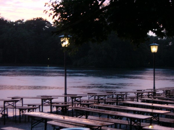 München 2005 nach anhaltendem Regen - Kleinhesseloher See