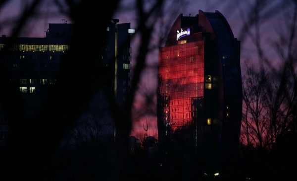 Das Radisson-Hotel in Frankfurt kurz vor Sonnenaufgang.
