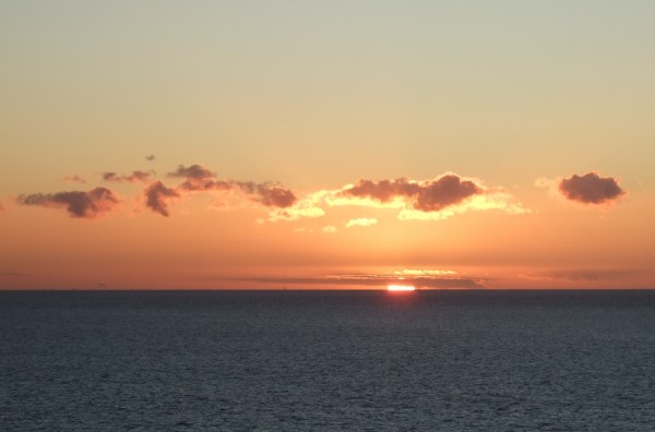 Sonnenuntergang an der norddeutschen Ostseeküste von See aus gesehen. Blick Richtung Süden auf die Kieler Bucht. 