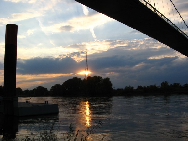 Sonnenuntergang über Magdeburg von der Herrenkrugbrücke aus gesehen