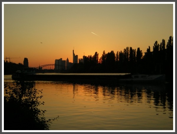 Frankfurt am Main Gerbermühle am 30.08.2005 bot sich bei Sonnenuntergang dieser herrliche Anblick da konnte ich natürlich nicht widerstehen auf den Auslöser der Kamera zu drücken. 